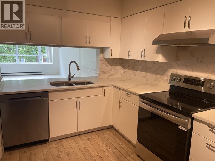 Photo de la propriété: 6070 McMurray Avenue 305 BC V5H 4J3