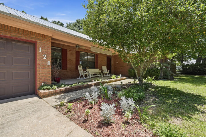 Property Photo: 128 Twin Oak Drive FL 32536