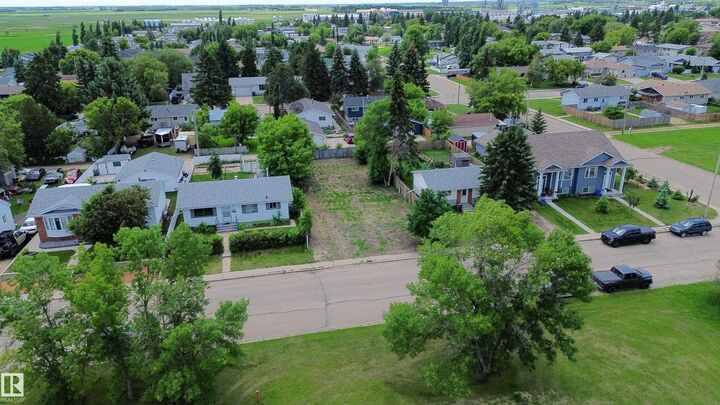 Property Photo: 4517 47 Avenue AB T9A 0J1