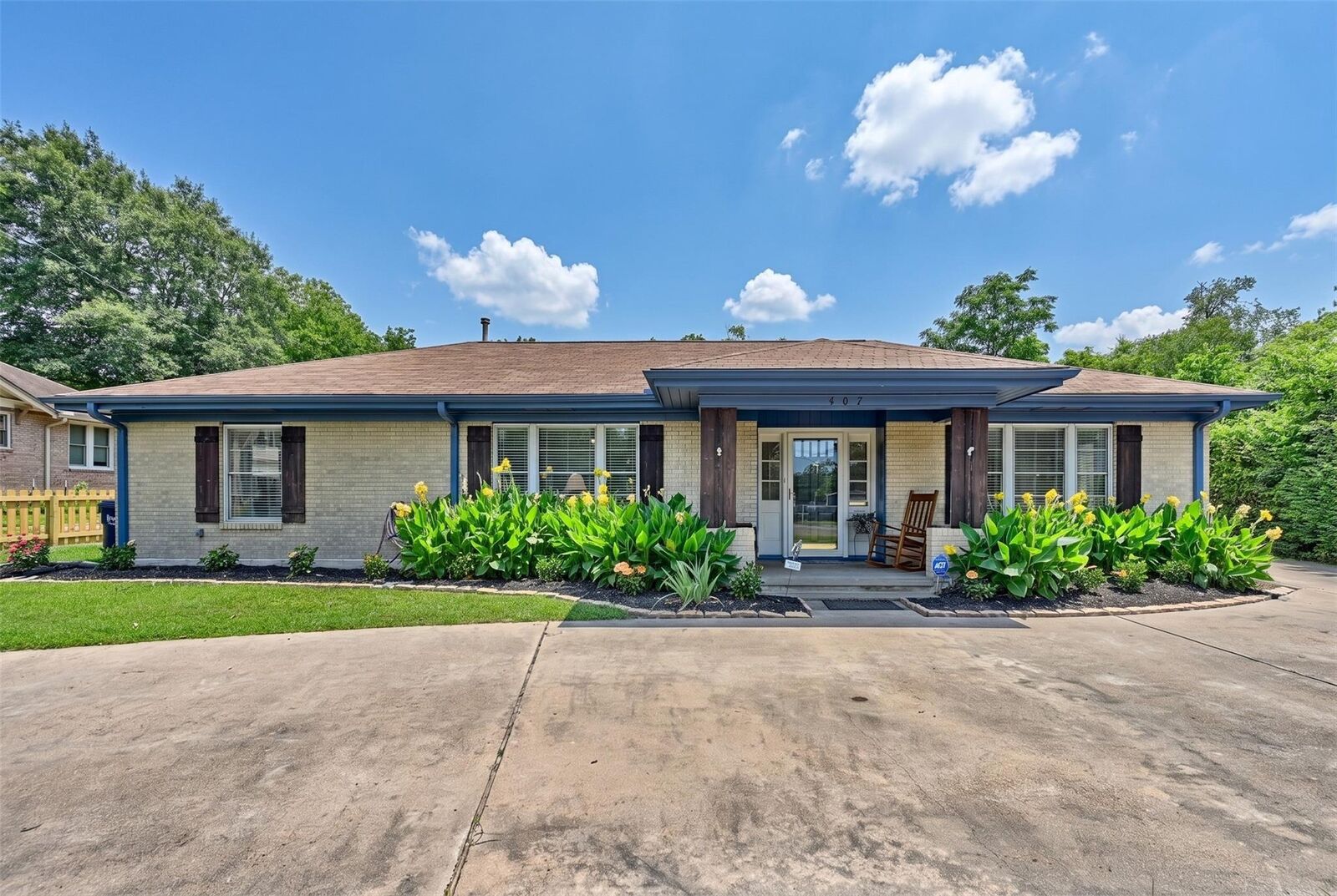 Property Photo: 407 W Alamo Street TX 77833