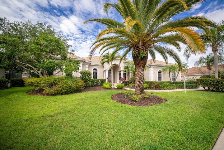 Property Photo: 7920 Royal Queensland Way FL 34202