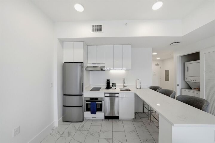 Property Photo: 411 E Shore Drive 205 FL 33767