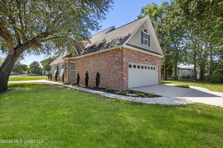 Property Photo:  501 General Pershing Avenue  MS 39564 