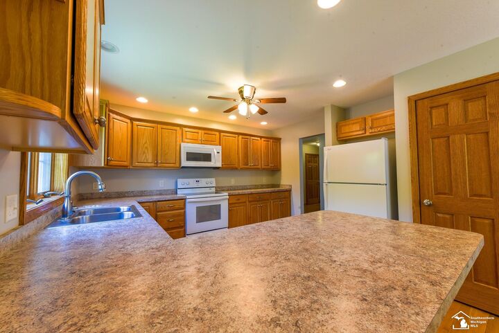 Property Photo: 860 Plank Street MI 48131