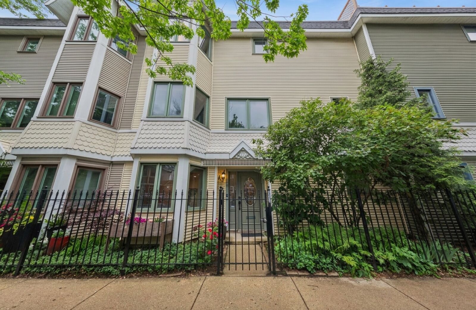Property Photo:  3312 N Racine Avenue  IL 60657 