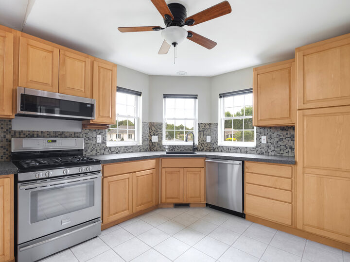 Property Photo: 432 Lozenge Court IL 61072