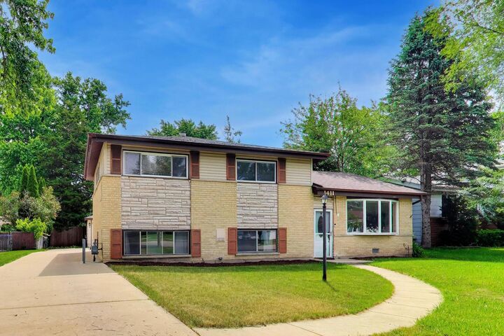 Property Photo: 1411 N Burnng Bush Lane IL 60056