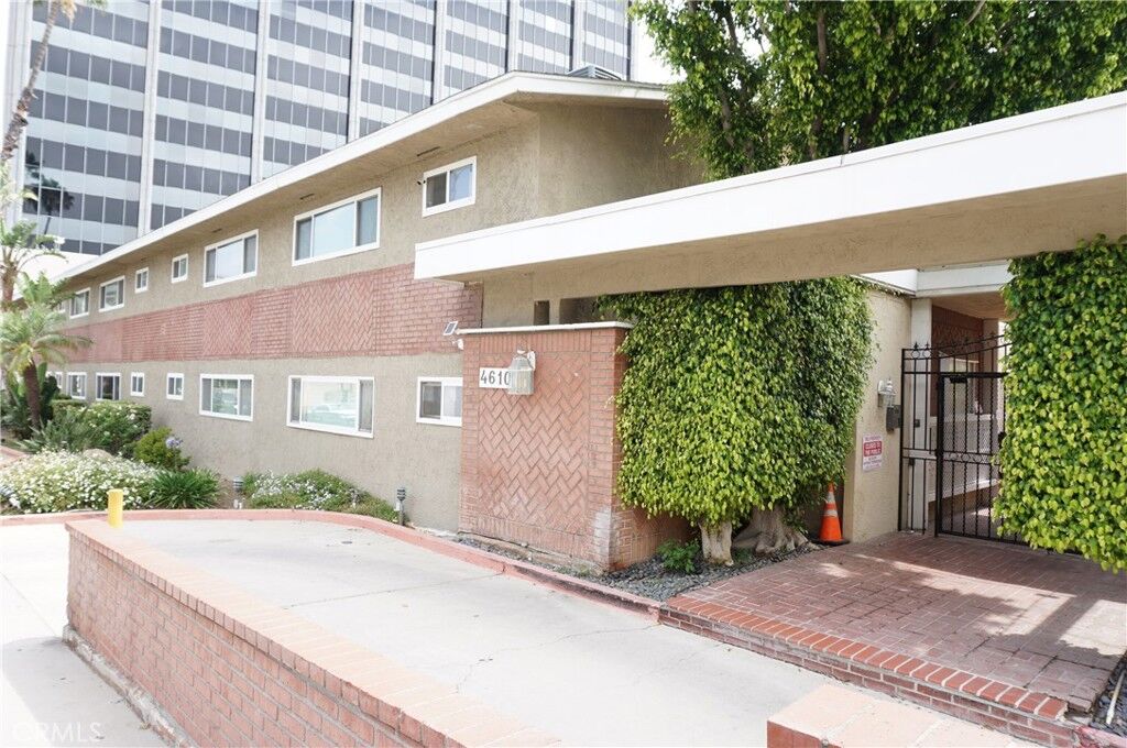 Property Photo: 4610 Densmore Avenue 20 CA 91436
