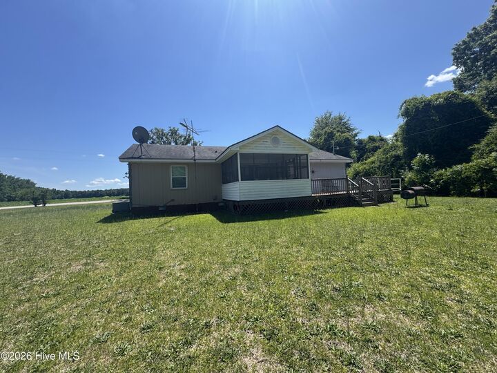 Property Photo: 1725 Harrells Highway NC 28441