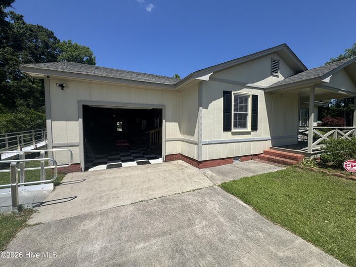 Property Photo: 1725 Harrells Highway NC 28441