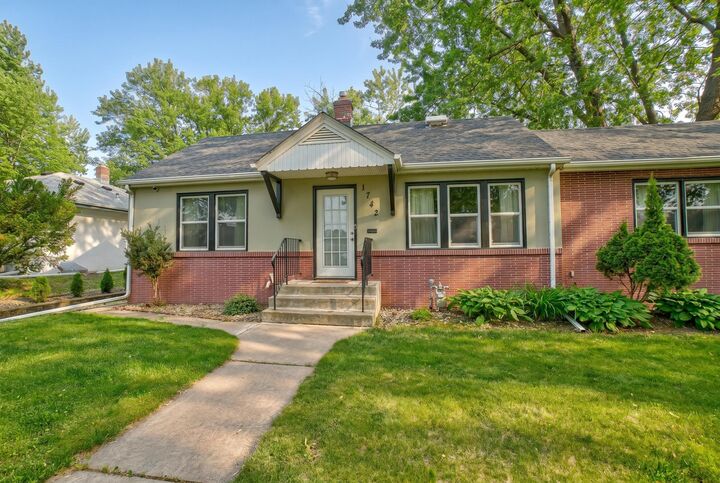 Property Photo: 1742 Nevada Avenue E MN 55106