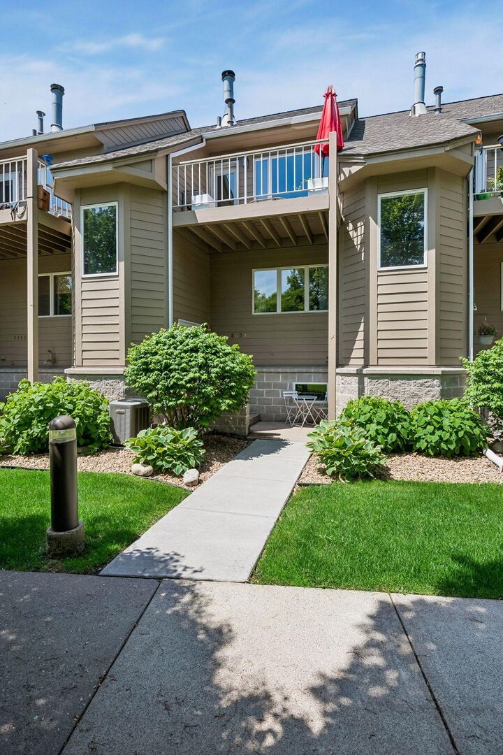 Property Photo: 2831 Kenwood Isles Dr MN 55408