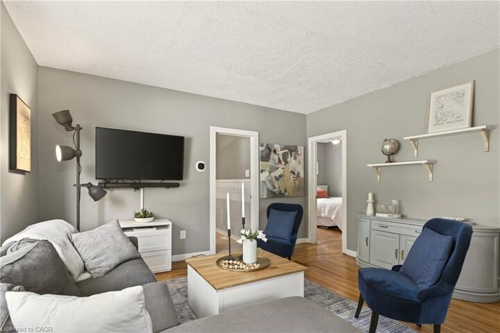 Property Photo:  7 East Street N  ON L9H 1N6 