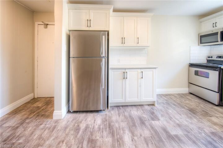 Property Photo:  158 Erb Street E 33  ON N2J 1M4 