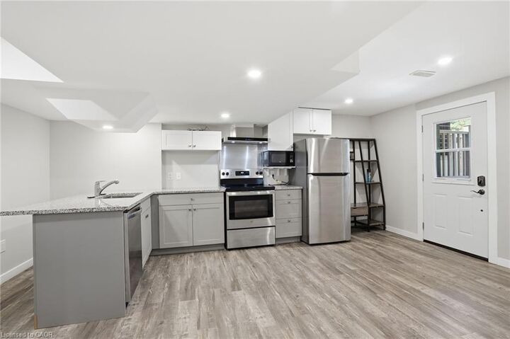 Property Photo:  43 Fleming Crescent Lower  ON N3W 0C3 