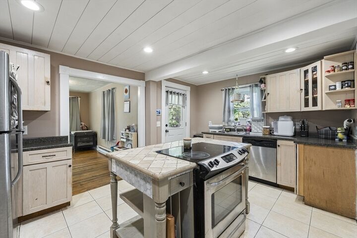 Property Photo:  138 Charlton St  MA 01550 