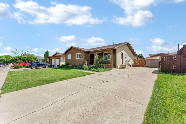 Property Photo:  9 Elliott Street SE  AB T1B 2V7 