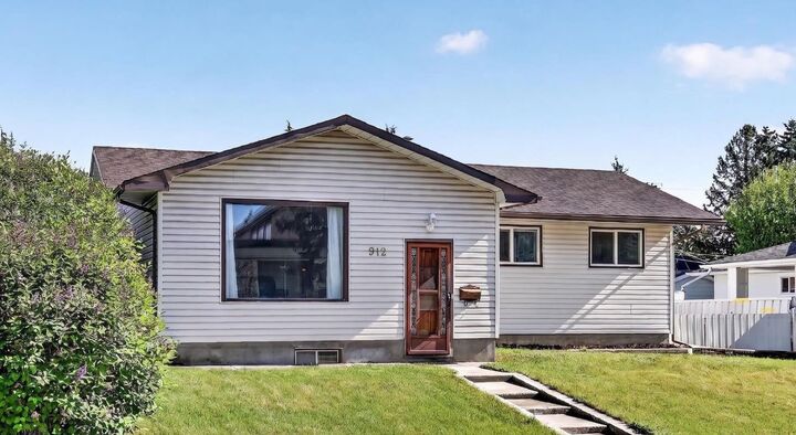 Property Photo:  912 Stonehaven Road SW  AB T2W 0P6 
