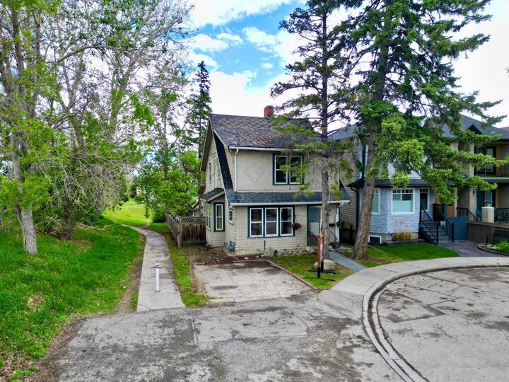 Property Photo:  2452 28 Avenue SW  AB T2T 1K9 