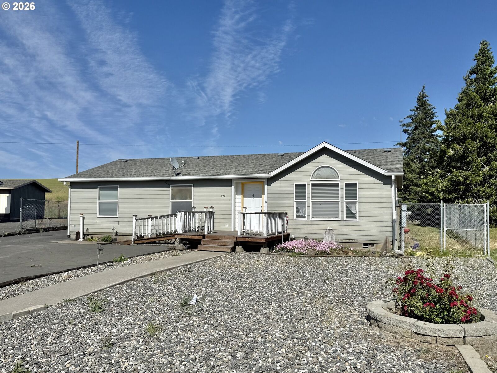 Property Photo: 909 Toll Rd OR 97021