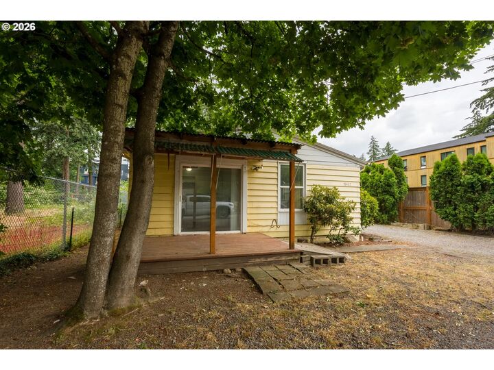 Property Photo: 18427 SE Yamhill St OR 97233