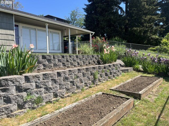 Property Photo: 2208 E 5th St WA 98661