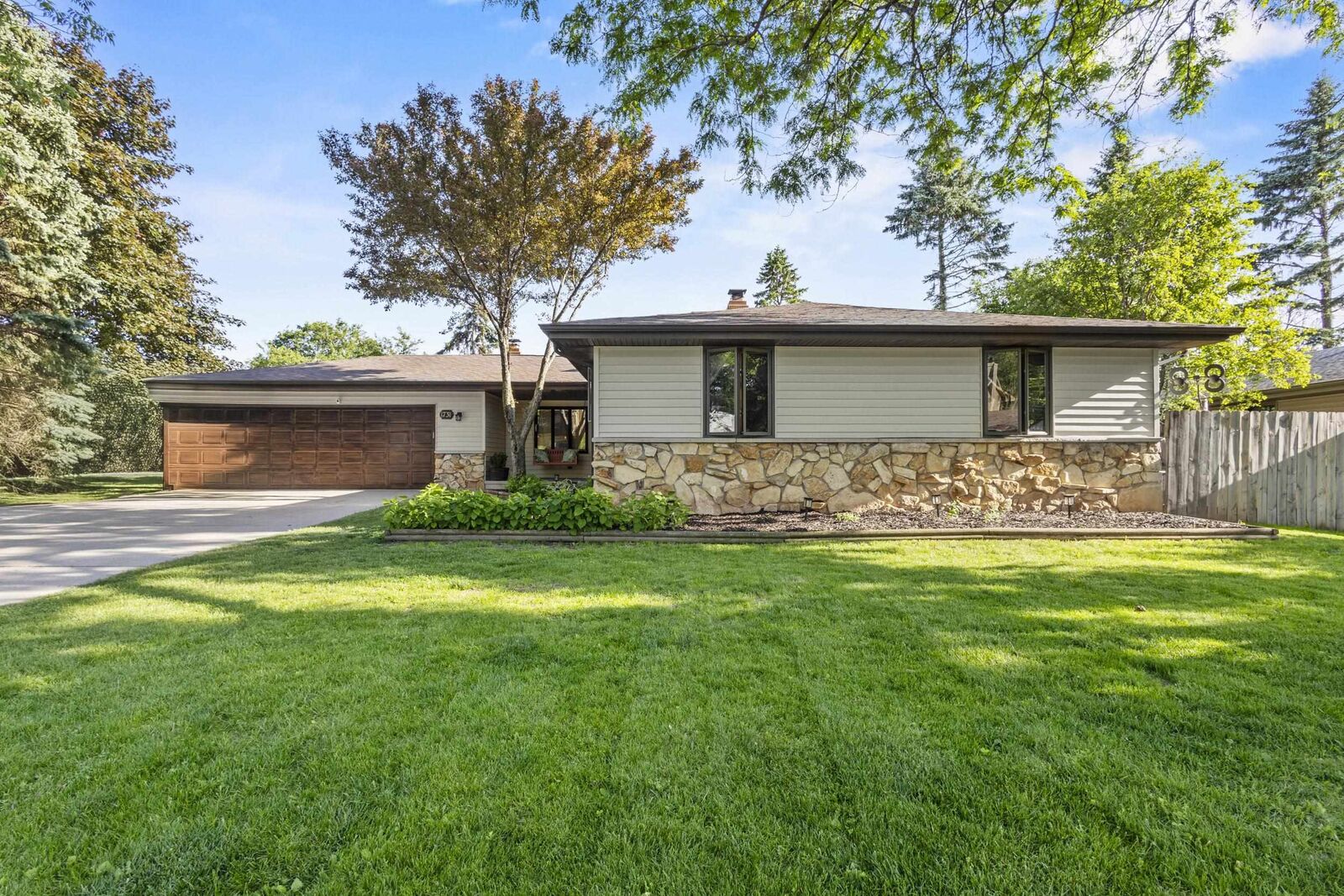 Property Photo:  1731 Oakridge Court  WI 54952 