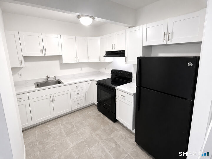 Property Photo:  379 Woodland Street Apt 2C  CT 06112 