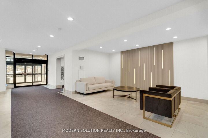 Property Photo: 32 Clarissa Drive 426 ON L4C 9R7