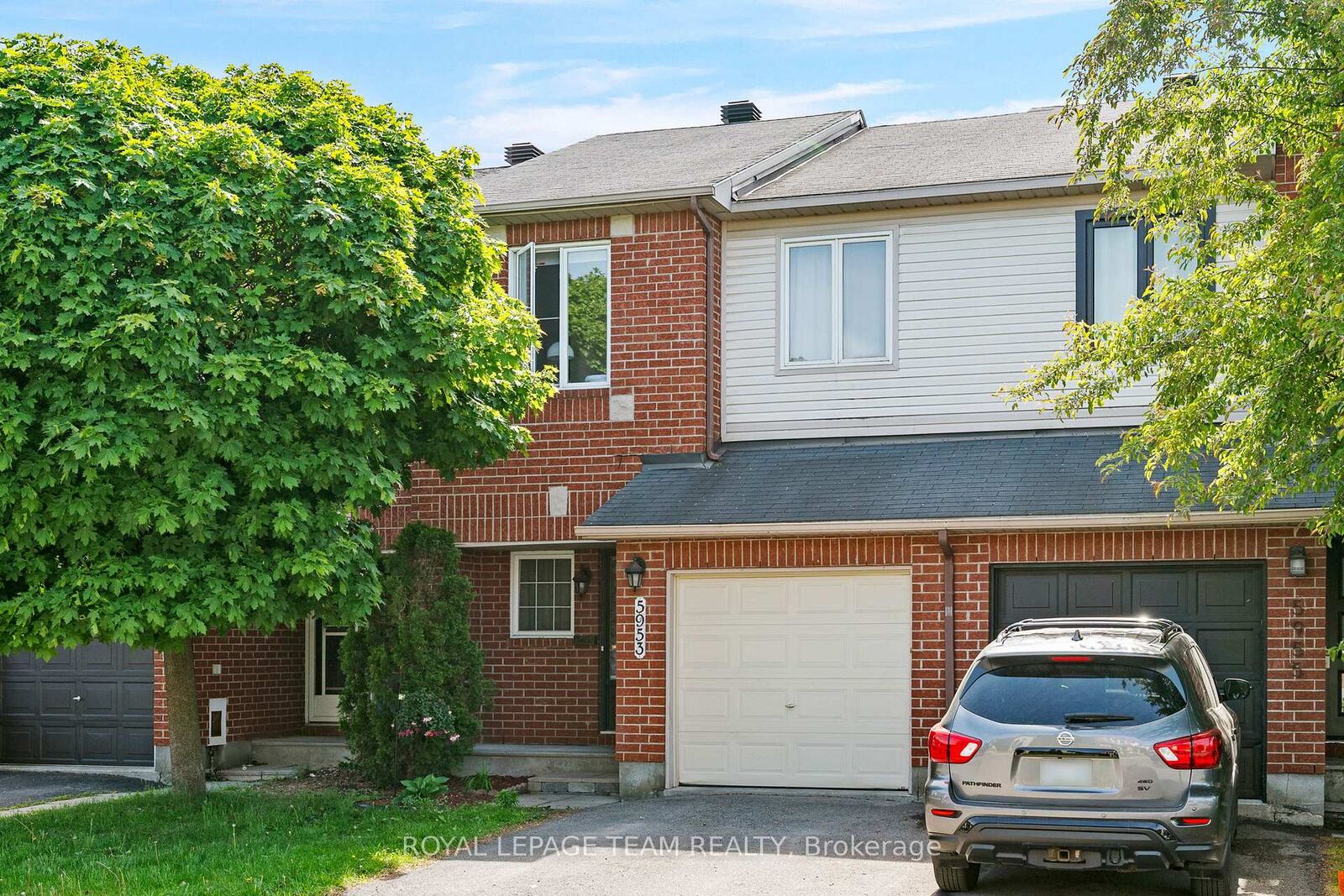 Property Photo: 5953 Pineglade Crescent ON K1W 1G9