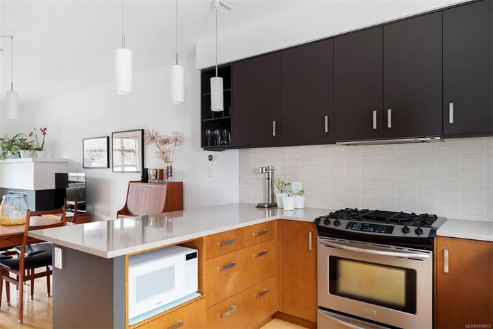 Property Photo: 1137 Meares St #4 BC V8V 3J9