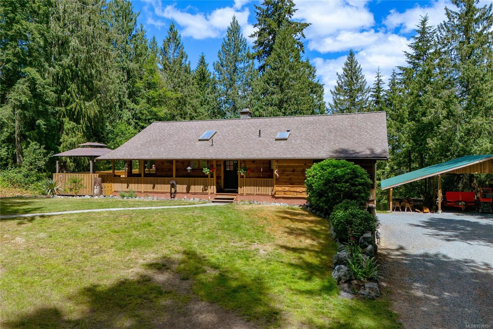 Property Photo: 1135 Braithwaite Dr BC V8H 0E2