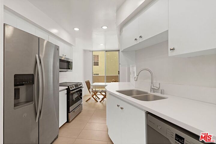 Property Photo:  7250 Franklin Ave  CA 90046 