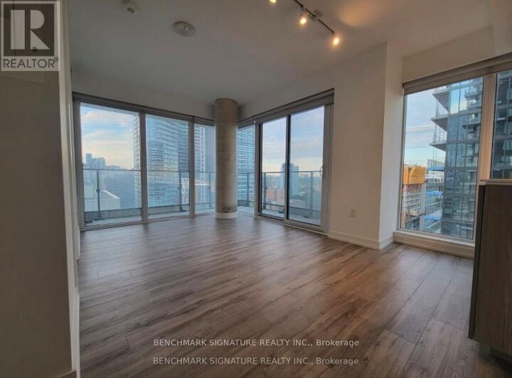 Property Photo:  77 Shuter Street 1810  ON M5B 0B8 