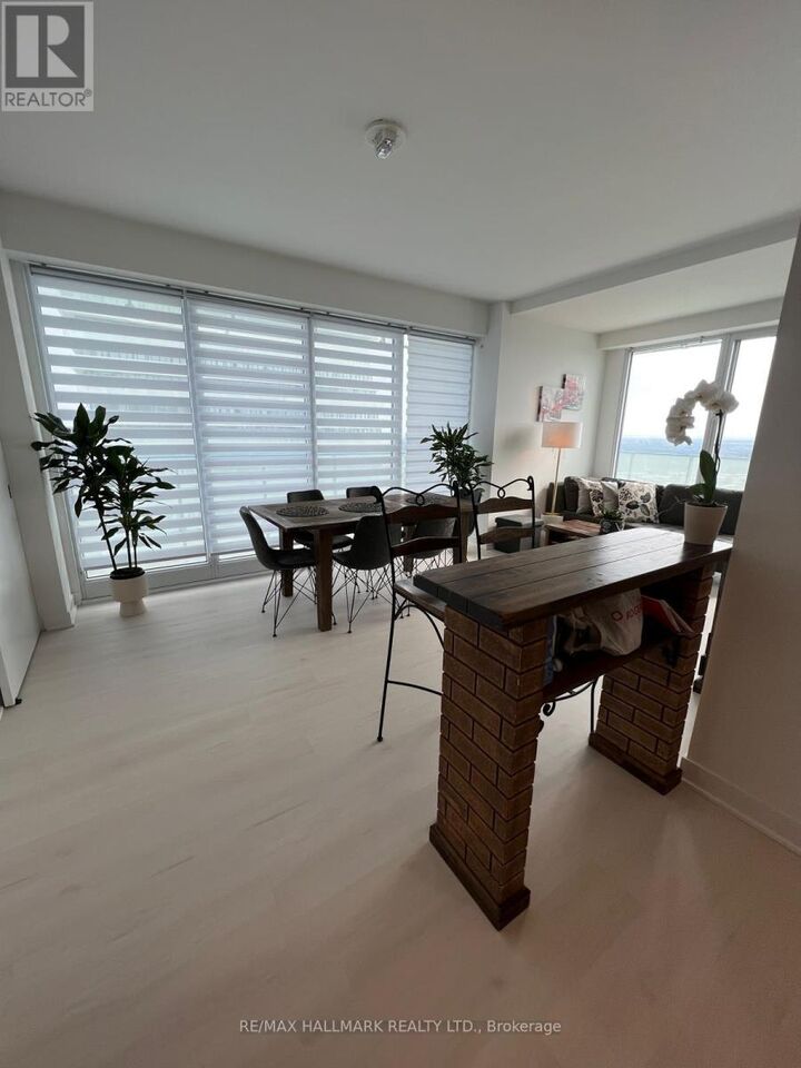 Property Photo:  3900 Confederation Pkwy Street 4704  ON L5B 0M3 