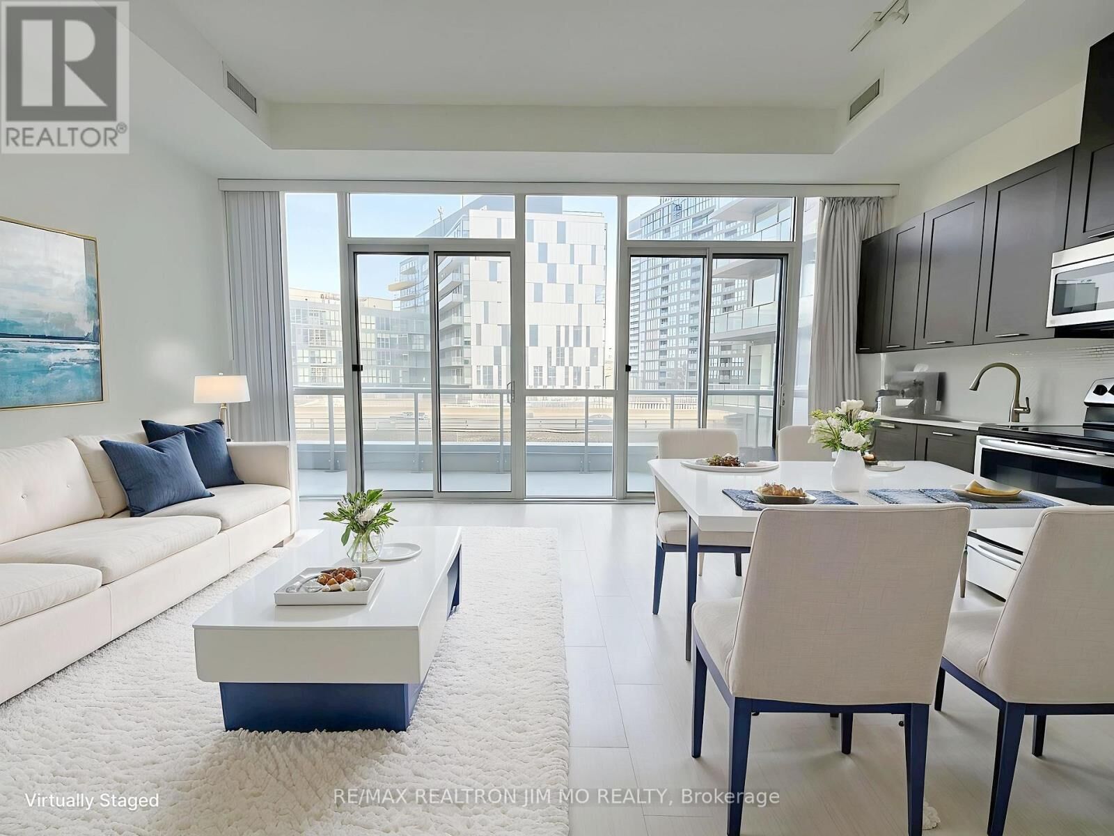 Property Photo:  20 Bruyeres Mews 727  ON M5V 0G8 