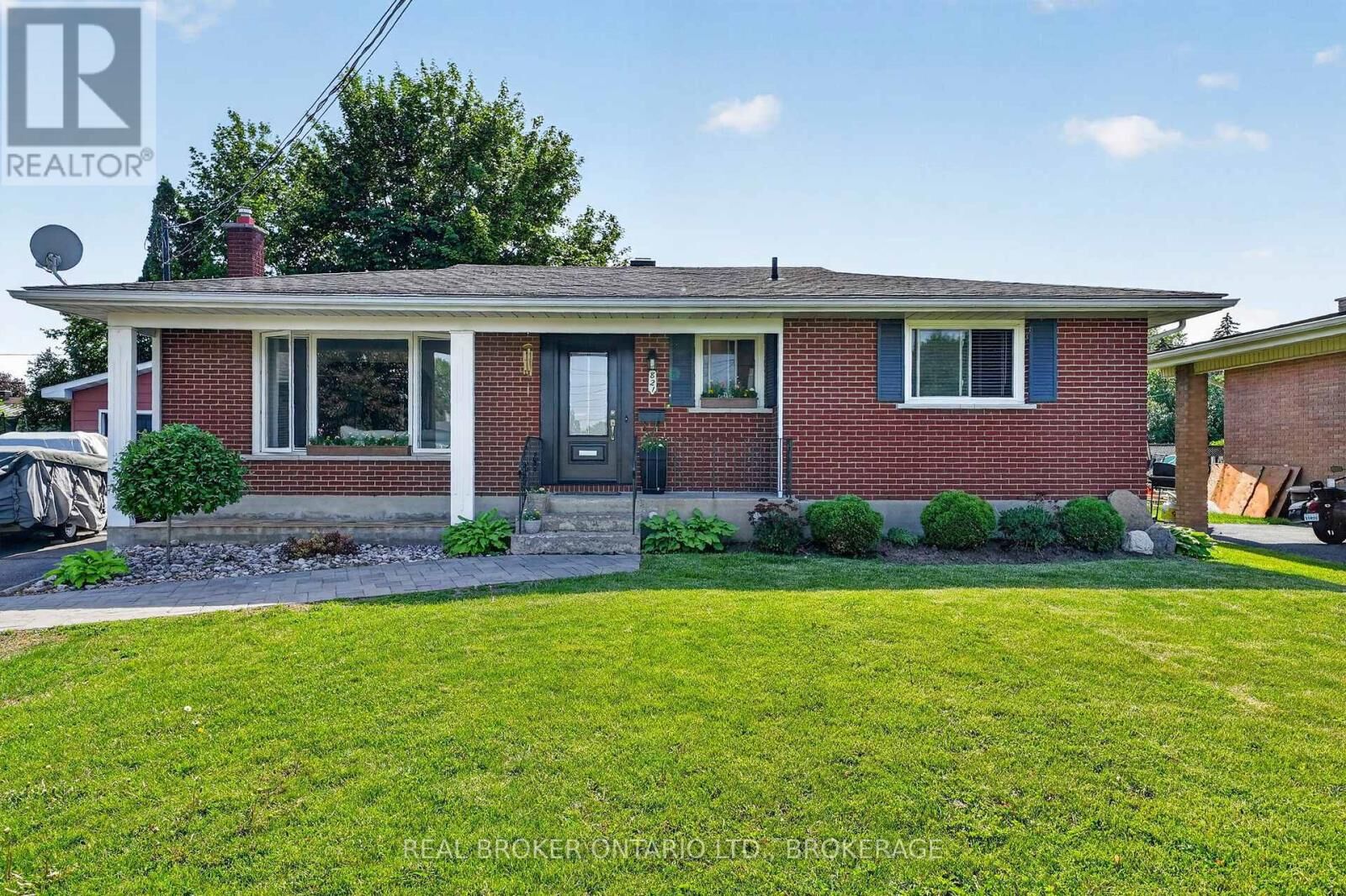 Property Photo: 821 Haldimand Crescent ON K6H 5C9