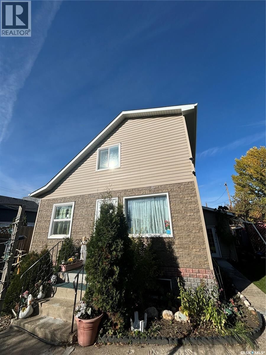 Property Photo: 2216 20th Street W SK S7M 1B1