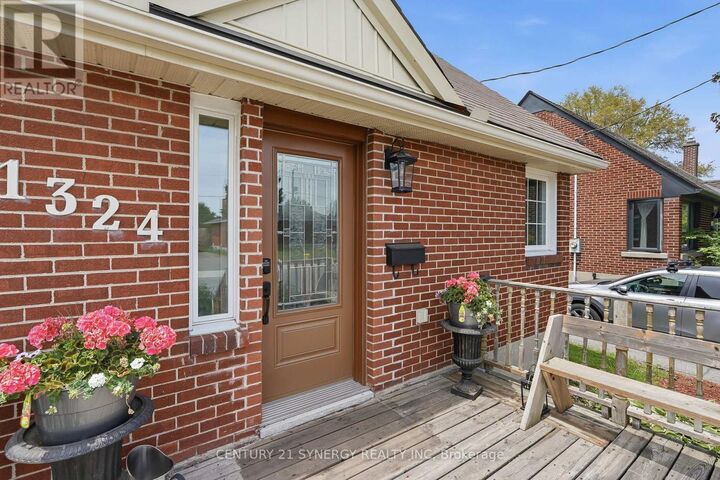 Property Photo: 1324 Avenue O ON K1G 0A9
