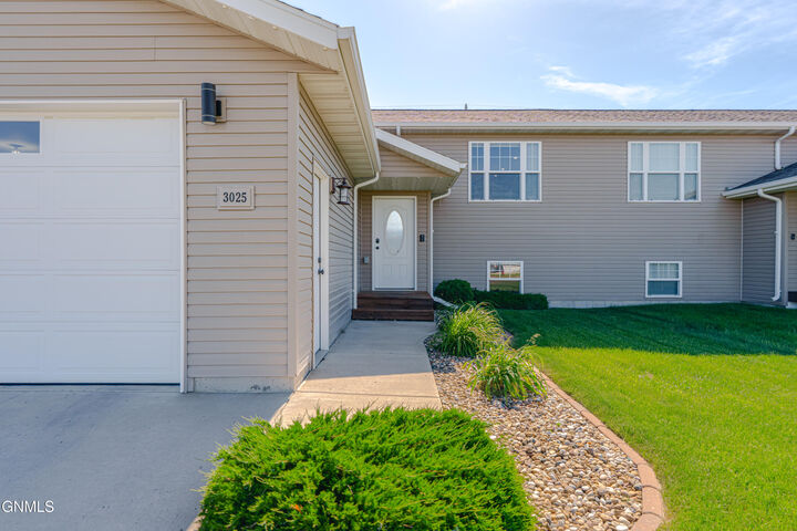 Property Photo:  3025 McCurry Way  ND 58504 