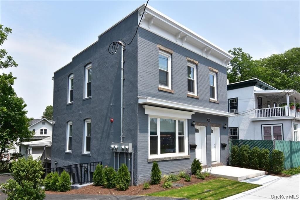 Property Photo:  401 Ashford Avenue  NY 10522 