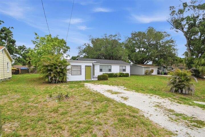 Property Photo:  2817 Hawthorne Street  FL 34239 