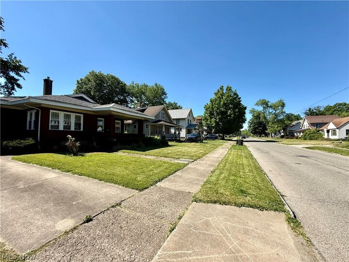 Property Photo: 578 SE Oak Knoll Avenue SE OH 44483