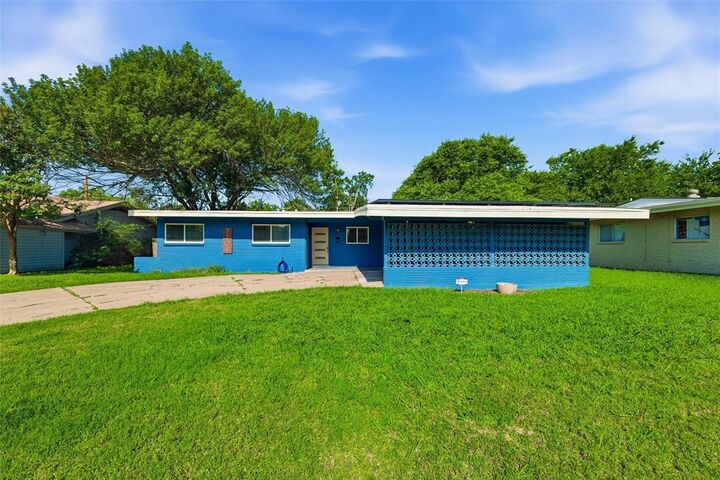 Property Photo: 7208 Overhill Road TX 76116