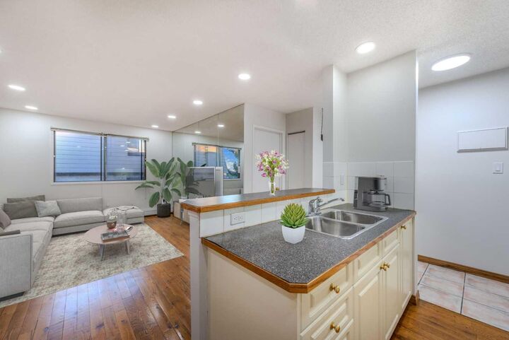 Property Photo:  2734 17 Avenue SW 403  AB T3E 0A7 