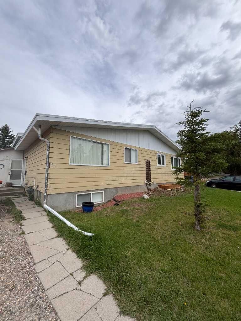 Property Photo: 62 Carleton Road W AB T1K 3X5