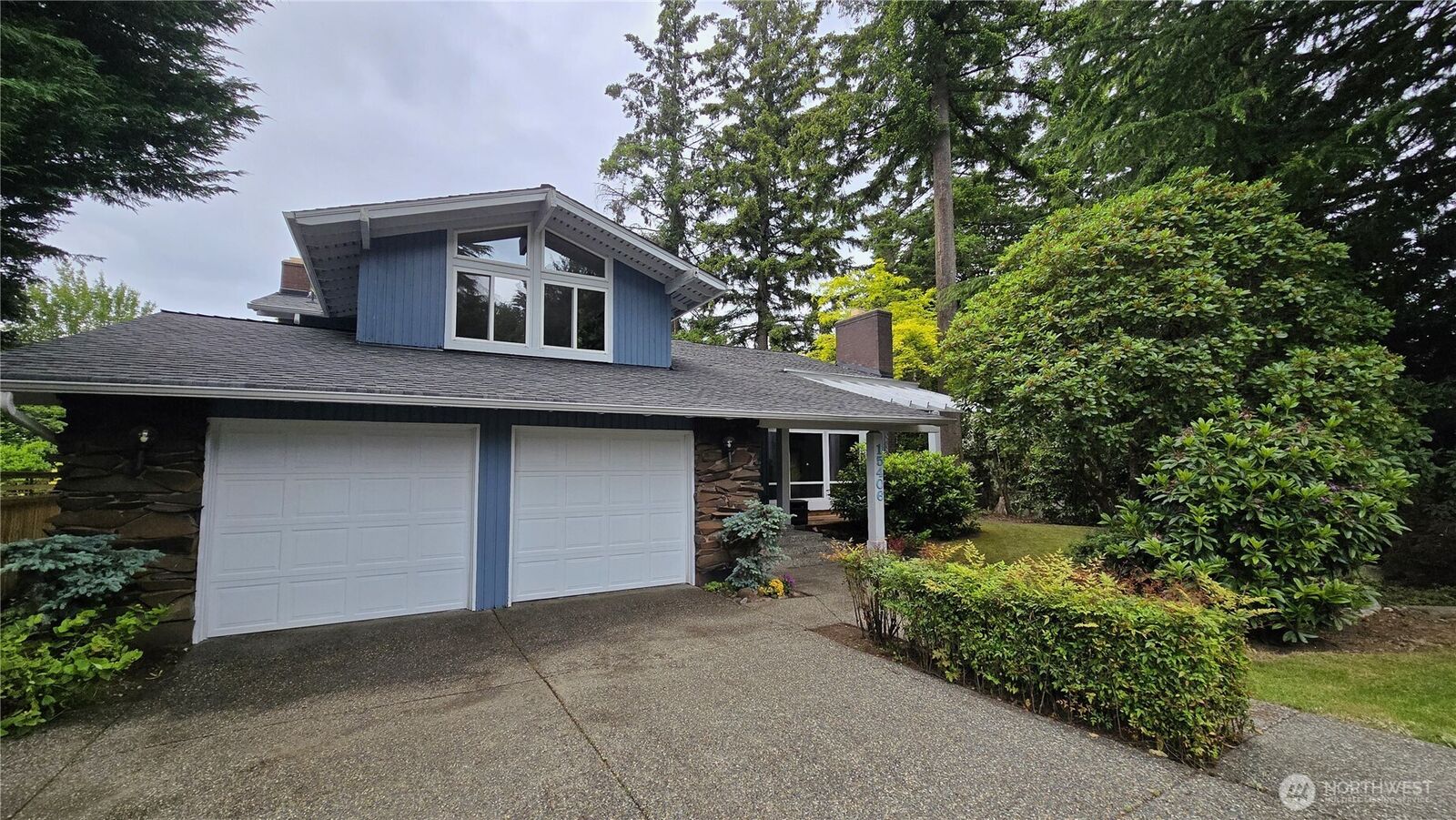 Property Photo: 15406 SE 46th Way WA 98006