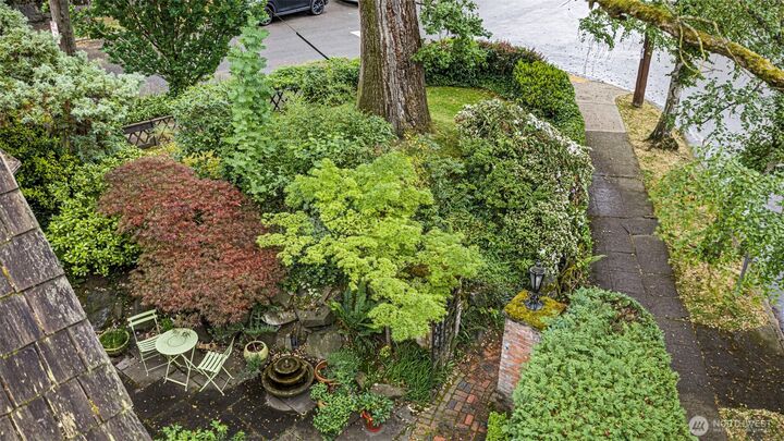 Property Photo:  720  Belmont Avenue E 6  WA 98102 