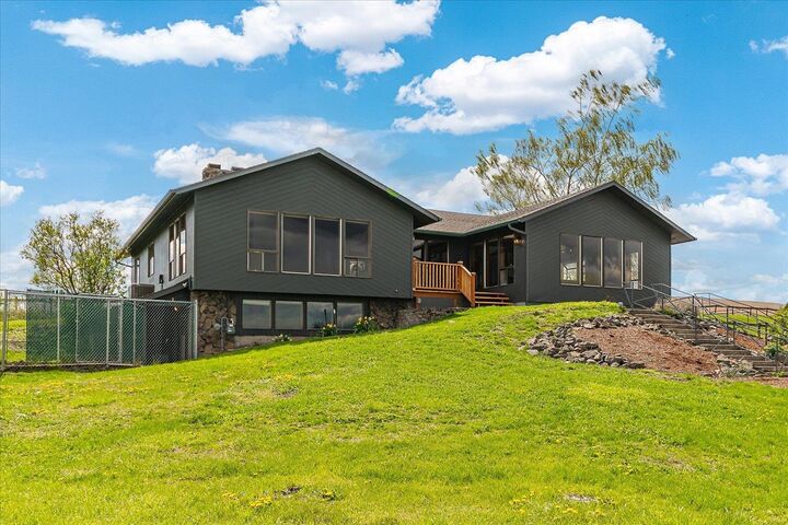 Property Photo: 1112 E Jennings Rd WA 99031