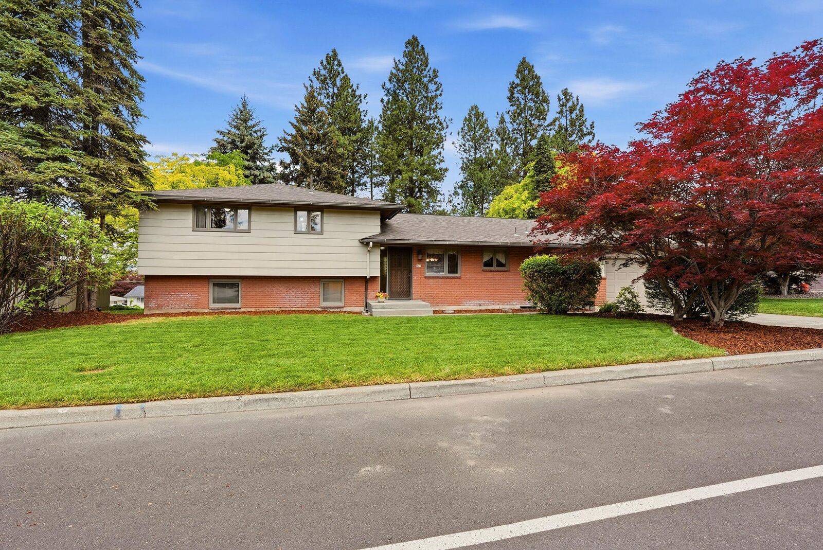 Property Photo: 208 W Cascade Way WA 99208